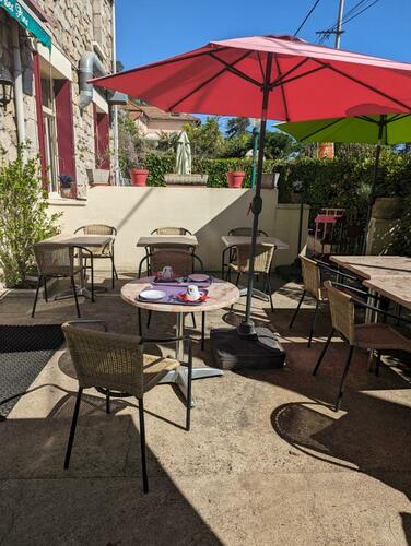 Le restaurant de l'Auberge des Pins à Aubenas sur la route de Vals-les-Bains dispose d'une belle terrasse.